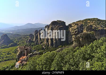 Monastère de Varlaam, monastère Saint-Nicolas, monastère de Rousanou et Megalo Meteoro photographiés par une journée ensoleillée Banque D'Images