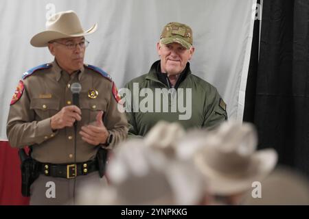 Eagle Pass, TX, États-Unis. 26 novembre 2024. Le tsar de la frontière TOM HOMAN écoute STEVE MCCRAW, directeur de la sécurité publique du Texas, parler à la base opérationnelle de l'opération Lone Star Forward à Eagle Pass, au Texas, le 26 novembre 2024. (Crédit image : © Bob Daemmrich/ZUMA Press Wire) USAGE ÉDITORIAL SEULEMENT! Non destiné à UN USAGE commercial ! Banque D'Images