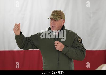 Eagle Pass, TX, États-Unis. 26 novembre 2024. Récemment nommé ''tsar de la frontière'' TOM HOMAN parle aux forces de l'ordre rassemblées dans la salle à manger à l'extérieur d'Eagle Pass, Texas, le 26 novembre 2024. Homan a ensuite servi des repas avec le gouverneur Greg Abbott. (Crédit image : © Bob Daemmrich/ZUMA Press Wire) USAGE ÉDITORIAL SEULEMENT! Non destiné à UN USAGE commercial ! Banque D'Images