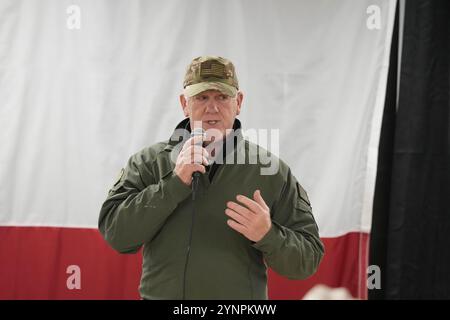 Eagle Pass, TX, États-Unis. 26 novembre 2024. Récemment nommé ''tsar de la frontière'' TOM HOMAN parle aux forces de l'ordre rassemblées dans la salle à manger à l'extérieur d'Eagle Pass, Texas, le 26 novembre 2024. Homan a ensuite servi des repas avec le gouverneur Greg Abbott. (Crédit image : © Bob Daemmrich/ZUMA Press Wire) USAGE ÉDITORIAL SEULEMENT! Non destiné à UN USAGE commercial ! Banque D'Images