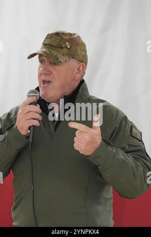 Eagle Pass, TX, États-Unis. 26 novembre 2024. Récemment nommé ''tsar de la frontière'' TOM HOMAN parle aux forces de l'ordre rassemblées dans la salle à manger à l'extérieur d'Eagle Pass, Texas, le 26 novembre 2024. Homan a ensuite servi des repas avec le gouverneur Greg Abbott. (Crédit image : © Bob Daemmrich/ZUMA Press Wire) USAGE ÉDITORIAL SEULEMENT! Non destiné à UN USAGE commercial ! Banque D'Images