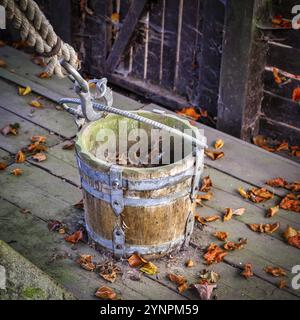 Vue d'un seau vide depuis un puits sec sans eau Banque D'Images