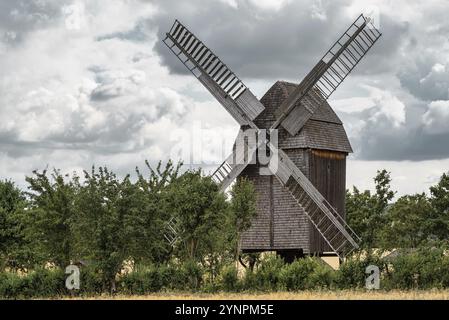 Une vue sur un beau moulin à vent en Allemagne de Thuringe dans un cadre naturel et un oeil attrape pour les touristes Banque D'Images