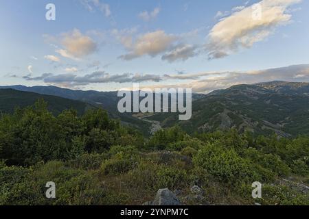 Paysage du parc national Hotova Dangell avec vue sur le paysage verdoyant malgré des conditions estivales sèches Banque D'Images