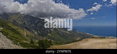 Vue depuis le col de la montagne de Llogara sur la partie sud comme panorama Banque D'Images