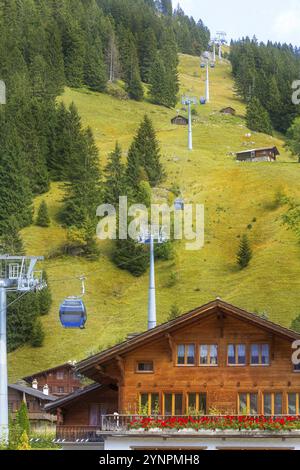 Kandersteg, Suisse gare de télécabine à Oeschinensee, cabanes bleues et maisons de village en été Banque D'Images