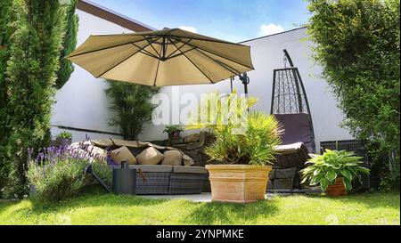 Terrasse de jardin avec groupe salon et parasol dans un coin jardin avec diverses plantes Banque D'Images