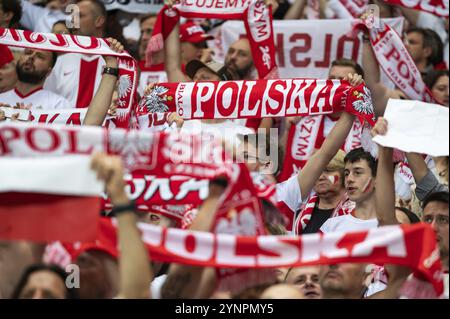 VARSOVIE, POLOGNE - 16 JUIN 2023 : match amical de football Pologne vs Allemagne 1:0. Acclamer les partisans du poliosh. Banque D'Images