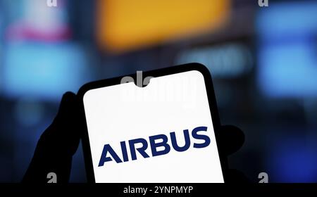 Le logo Airbus est affiché sur le smartphone. Airbus se est une société aérospatiale européenne. Banque D'Images