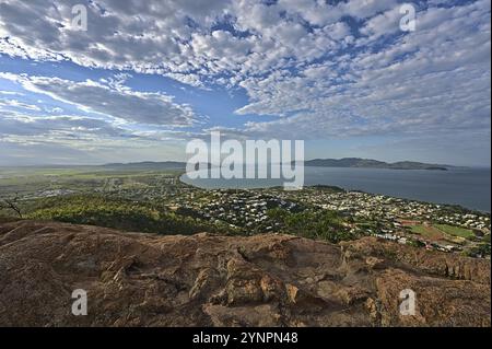 Vue depuis Castle Hill sur Townsville à l'aube Banque D'Images