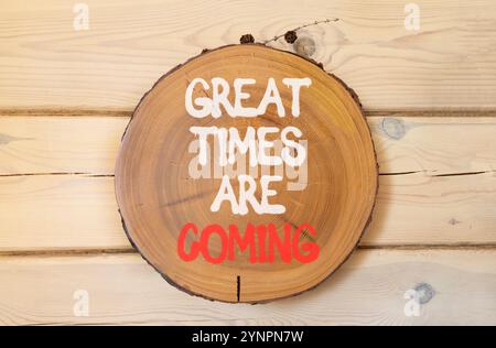 Les grands moments arrivent symbole. Mots conceptuels les grands moments arrivent sur un beau cercle de bois. Beau fond de mur en bois. Des moments d'affaires exceptionnels Banque D'Images