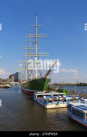 Hambourg, Allemagne, 26 juillet 2018 : vieux navire avec restaurant sur l'Elbe, Hamburger Landungsbruecken port, Europe Banque D'Images