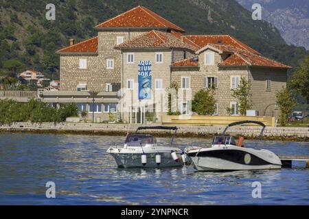 Kotor, Monténégro, 20 septembre 2023 : bâtiment de l'Institut de biologie marine à Dobrota, Europe Banque D'Images