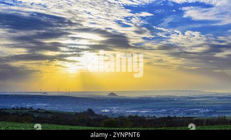 Vue sur la ville de Sangerhausen après le lever du soleil dans le brouillard Banque D'Images