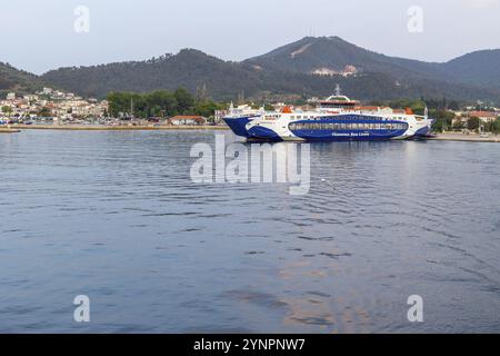 Limenas, Thassos, Grèce -12 juin 2024 : vue sur le port avec les ferries et le port Banque D'Images