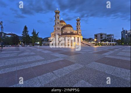 La Résurrection du Christ Cathédrale de Korca et la place sans personnes à l'aube Banque D'Images