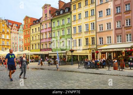 Wroclaw, Pologne, 21 juin 2019 : soirée dans la vieille ville Rynek Market Square, les gens et les maisons colorées, Europe Banque D'Images