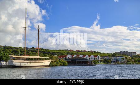 Vue sur un voilier dans le port de Willemstad sur Curaçao avec un ciel bleu Banque D'Images