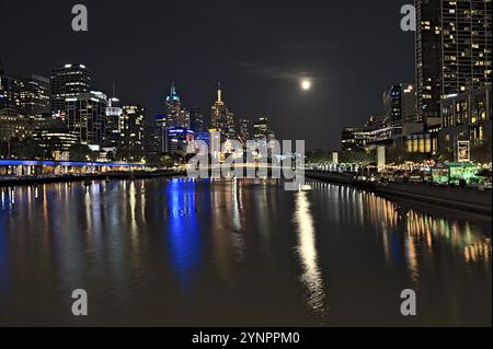 Les gratte-ciel de Melbourne et la rivière Yarra la nuit quand il y avait un événement de super lune Banque D'Images