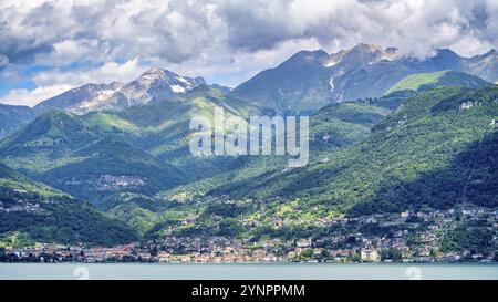 Une vue depuis le monastère Abbazia di Piona sur le lac de Côme en Italie en été Banque D'Images