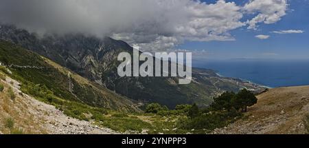 Vue depuis le col de la montagne de Llogara sur la partie sud comme panorama Banque D'Images