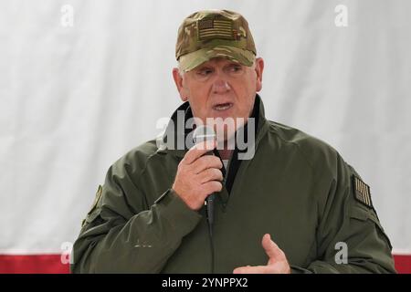 Eagle Pass Texas USA, Nov. 26 2024 : TOM HOMAN, récemment nommé «tsar de la frontière», parle aux forces de l'ordre rassemblées dans la salle à manger de la base opérationnelle avancée pour l'opération Lone Star, qui assure la sécurité le long de la frontière entre les États-Unis et le Mexique dans le sud du Texas. Homan sert plus tard des repas de Thanksgiving avec le gouverneur du Texas Greg Abbott. Crédit : Bob Daemmrich/Alamy Live News Banque D'Images