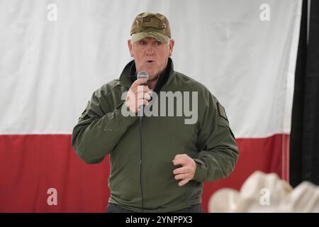 Eagle Pass Texas USA, Nov. 26 2024 : TOM HOMAN, récemment nommé «tsar de la frontière», parle aux forces de l'ordre rassemblées dans la salle à manger de la base opérationnelle avancée pour l'opération Lone Star, qui assure la sécurité le long de la frontière entre les États-Unis et le Mexique dans le sud du Texas. Homan sert plus tard des repas de Thanksgiving avec le gouverneur du Texas Greg Abbott. Crédit : Bob Daemmrich/Alamy Live News Banque D'Images