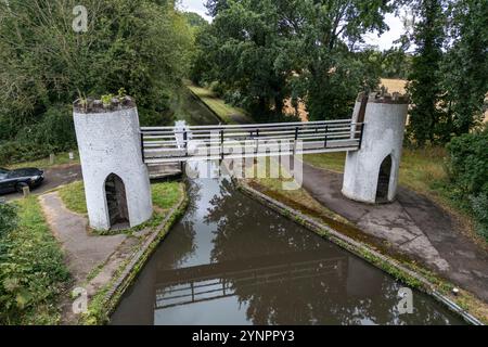 Vue aérienne de la passerelle Drayton Turret, Drayton Manor, Royaume-Uni. Banque D'Images