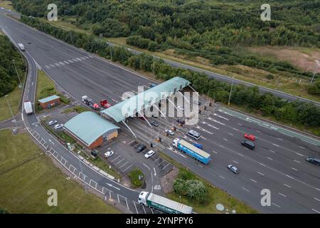 Vue aérienne du M6 Weeford Toll Plaza, Weeford, Sutton Coldfield, Royaume-Uni. Banque D'Images