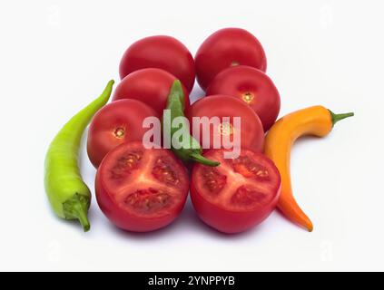Images entières et coupées de divers piments et tomates sur fond blanc. Mélange de tomates fraîches et de poivrons. Banque D'Images