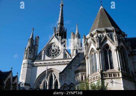 Royal courts of Justice High court bâtiment ciel bleu sur le Strand Londres Angleterre Royaume-Uni 2024 Banque D'Images