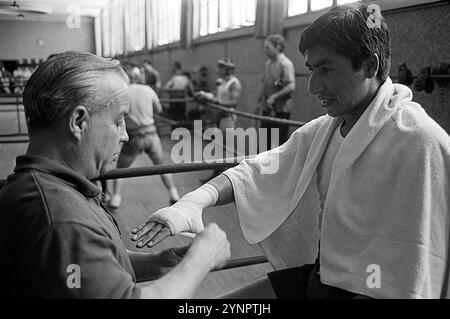 Le boxeur argentin Carlos Cañete lors d'un entraînement au stade Luna Park, Buenos Aires, Argentine, le 10 février 1969. Banque D'Images