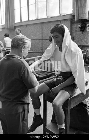 Le boxeur argentin Carlos Cañete lors d'un entraînement au stade Luna Park, Buenos Aires, Argentine, le 10 février 1969. Banque D'Images