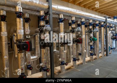 Tuyaux, éléments de contrôle du réservoir de stockage de chaleur d'une usine de biogaz, 5000 mètres cubes d'eau chaude pour l'énergie tampon, pour l'alimentation en chauffage local, Banque D'Images