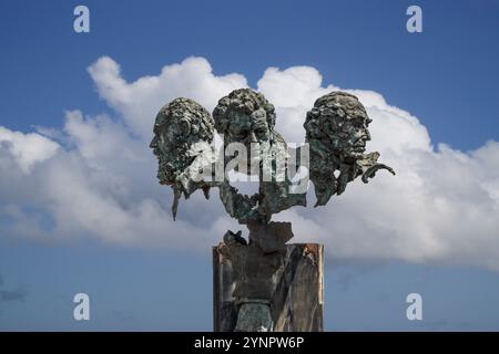 Groupe de sculptures en bronze du XXIe siècle, hommage aux trois poètes, œuvre du sculpteur Luis Martínez Giraldo de Badajoz, Estrémadure, Espagne. Banque D'Images