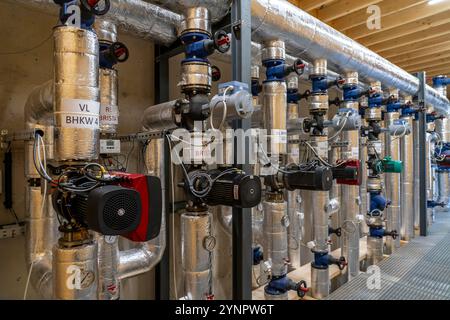 Tuyaux, éléments de contrôle du réservoir de stockage de chaleur d'une usine de biogaz, 5000 mètres cubes d'eau chaude pour l'énergie tampon, pour l'alimentation en chauffage local, Banque D'Images