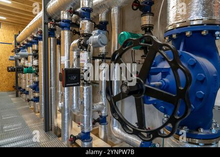 Tuyaux, éléments de contrôle du réservoir de stockage de chaleur d'une usine de biogaz, 5000 mètres cubes d'eau chaude pour l'énergie tampon, pour l'alimentation en chauffage local, Banque D'Images