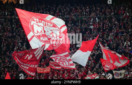 Allianz Areana, Munich, Allemagne. 26 novembre 2024. Les fans du Bayern Munich lors d'un match de la Ligue des Champions match 5, le FC Bayern Munich contre le Paris Saint-Germain, à Allianz Areana, Munich, Allemagne. Ulrik Pedersen/CSM/Alamy Live News Banque D'Images