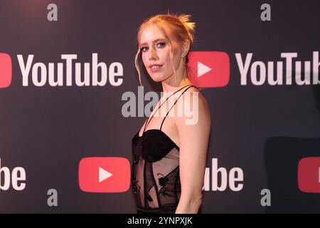 Berlin, Allemagne. 26 novembre 2024. Lea avant le début du dîner YouTube Music Award au Grill Royal. Crédit : Carsten Koall/dpa/Alamy Live News Banque D'Images