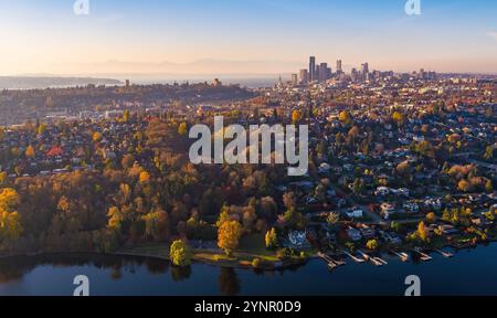 Aerial Seattle Leschi et Downtown Fall Colors Banque D'Images