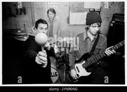 60 FT DOLLS, SALLE DE RÉPÉTITION, 1998 : le groupe de punk rock gallois de trois pièces 60 ft Dolls dans leur salle de répétition à Newport, pays de Galles, Royaume-Uni le 16 mars 1998. Photo : Rob Watkins. INFO : 60 ft Dolls, un groupe de rock alternatif gallois des années 90, mêle punk, rock et pop. Avec leur son dynamique et leurs performances animées, ils ont attiré l'attention avec l'album 'The Big 3' avant de se séparer, laissant une marque sur l'ère vibrante Britpop. Banque D'Images