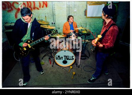 60 FT DOLLS, SALLE DE RÉPÉTITION, 1998 : le groupe de punk rock gallois de trois pièces 60 ft Dolls dans leur salle de répétition à Newport, pays de Galles, Royaume-Uni le 16 mars 1998. Photo : Rob Watkins. INFO : 60 ft Dolls, un groupe de rock alternatif gallois des années 90, mêle punk, rock et pop. Avec leur son dynamique et leurs performances animées, ils ont attiré l'attention avec l'album 'The Big 3' avant de se séparer, laissant une marque sur l'ère vibrante Britpop. Banque D'Images