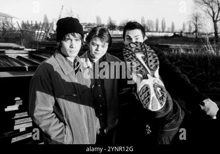 60 FT DOLLS, PORTRAIT, NEWPORT, 1998 : le groupe de punk rock gallois de trois pièces 60 ft Dolls photographié dans la ville natale de Newport, pays de Galles, Royaume-Uni le 16 mars 1998. Photo : Rob Watkins. INFO : 60 ft Dolls, un groupe de rock alternatif gallois des années 90, mêle punk, rock et pop. Avec leur son dynamique et leurs performances animées, ils ont attiré l'attention avec l'album 'The Big 3' avant de se séparer, laissant une marque sur l'ère vibrante Britpop. Banque D'Images