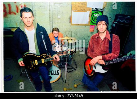 60 FT DOLLS, SALLE DE RÉPÉTITION, 1998 : le groupe de punk rock gallois de trois pièces 60 ft Dolls dans leur salle de répétition à Newport, pays de Galles, Royaume-Uni le 16 mars 1998. Photo : Rob Watkins. INFO : 60 ft Dolls, un groupe de rock alternatif gallois des années 90, mêle punk, rock et pop. Avec leur son dynamique et leurs performances animées, ils ont attiré l'attention avec l'album 'The Big 3' avant de se séparer, laissant une marque sur l'ère vibrante Britpop. Banque D'Images