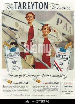 1956 Tareyton cigarette ad Twosome Twins Pan Am Aircraft Airstair Banque D'Images