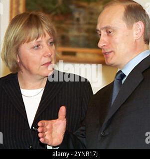 ANGELA MERKEL, chancelière allemande, avec Vladimir Poutine en 2002 Banque D'Images