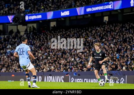 Manchester, Royaume-Uni. 26 novembre 2024. Manchester - Matheus Nunes de Manchester City FC, Gijs Smal de Feyenoord lors de la cinquième manche du nouveau format de l'UEFA Champions League 2024/2025. Le match se déroule entre Manchester City et Feyenoord à l'Etihad Stadium le 26 novembre 2024 à Manchester, en Angleterre. Crédit : Box to Box Pictures/Alamy Live News Banque D'Images