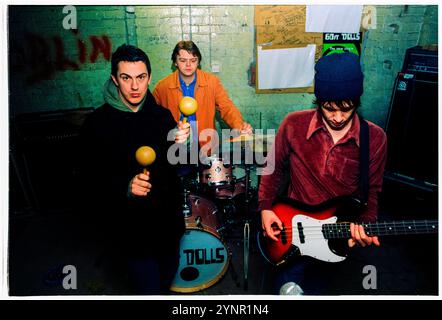 60 FT DOLLS, SALLE DE RÉPÉTITION, 1998 : le groupe de punk rock gallois de trois pièces 60 ft Dolls dans leur salle de répétition à Newport, pays de Galles, Royaume-Uni le 16 mars 1998. Photo : Rob Watkins. INFO : 60 ft Dolls, un groupe de rock alternatif gallois des années 90, mêle punk, rock et pop. Avec leur son dynamique et leurs performances animées, ils ont attiré l'attention avec l'album 'The Big 3' avant de se séparer, laissant une marque sur l'ère vibrante Britpop. Banque D'Images