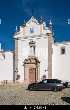 Église du troisième ordre de notre-Dame du Mont Carmel (Igreja da Ordem Terceira de Nossa Senhora do Carmo) sous ciel bleu et soleil, Tavira, Algarve Banque D'Images