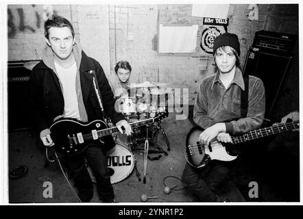 60 FT DOLLS, SALLE DE RÉPÉTITION, 1998 : le groupe de punk rock gallois de trois pièces 60 ft Dolls dans leur salle de répétition à Newport, pays de Galles, Royaume-Uni le 16 mars 1998. Photo : Rob Watkins. INFO : 60 ft Dolls, un groupe de rock alternatif gallois des années 90, mêle punk, rock et pop. Avec leur son dynamique et leurs performances animées, ils ont attiré l'attention avec l'album 'The Big 3' avant de se séparer, laissant une marque sur l'ère vibrante Britpop. Banque D'Images